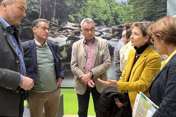 Nach der Pressekonferenz nahm sich Frau Staatssekret�rin Sabine Kurtz (MdL) Zeit, um dem Stand der zehn Gro�schutzgebiete Baden-W�rttembergs einen Besuch abzustatten. Landr�tin Marion Dammann erl�uterte den Messeauftritt der Naturparke.  � AG Naturparke Baden-W�rttemberg